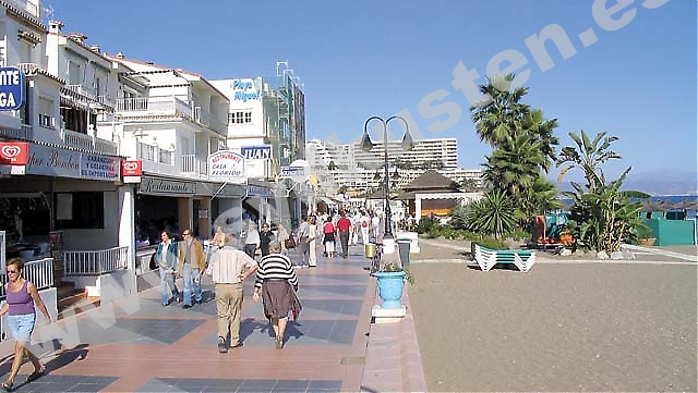 Många av de turister som var pionjärer i Torremolinos kommer forfarande hit, nu med sina barnbarn. Men turistrådet i Torremolinos förnekar att turistorten skulle ha blivit ett tillhåll mest för äldre personer.