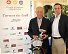 Kammarens ordförande Carlos Bernad gratulerade segraren i A-gruppen, 73-årige Alejandro Fernández de Araoz från Electrolux, som sköt fina 37 poäng.