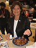 Margareta Gustafsson bjuder besökarna i den nordiska montern på bland annat köttbullar och konstaterar att intresset för Sverige bland spanjorer ökar enormt.