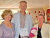 Rektorn i Fuengirolaskolan Anders Elmfors tog emot 350 euro.