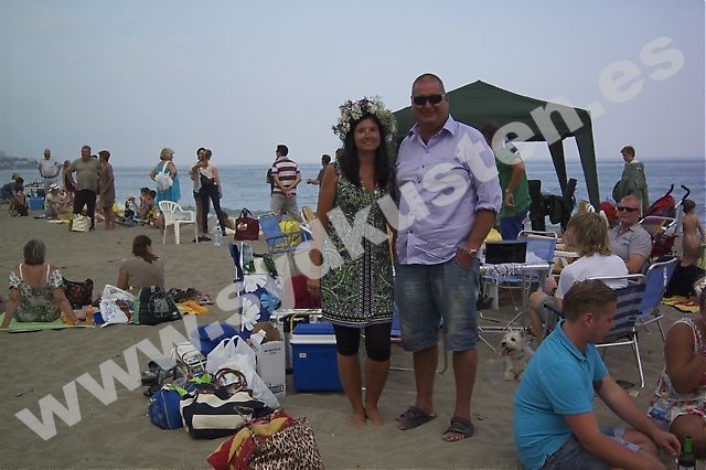 Kerstin och Lars Andersson tog initiativet till midosmmarfirandet på Carvajalstranden i Fuengirola för tolv år sedan. Varje år samlas hundratals svenskar för att ha knytkalas och dansa kring majstången.