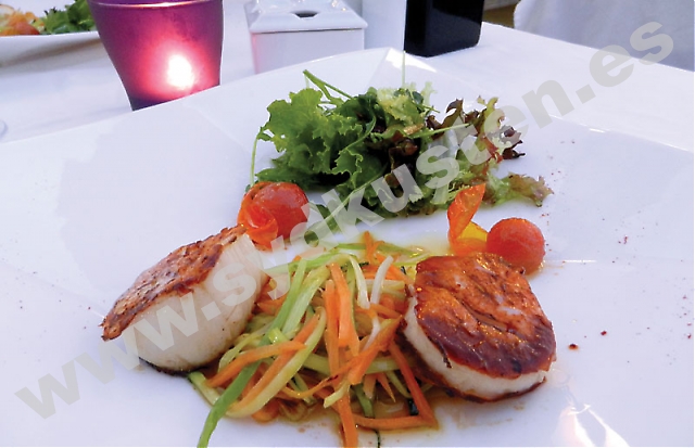 Medelhavsköket på Restaurante Elviria erbjuder bland annat havets alla läckerheter, som grillade pilgrimsmusslor.