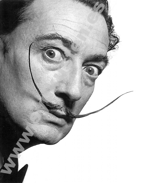 Ett porträtt av Salvador Dalí pryder dörren till hotellrum 555 på Hostal El Cid i Fuengirola, där en 18-årig svenska mördades 18 juni.