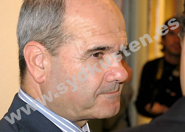 Administrationsministern Manuel Chaves råkade göra en olycklig liknelse i en tv-intervju, om sina kollegor som inte ställer upp för omval.