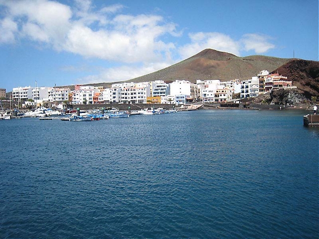 Kustbyn La Restinga, på El Hierro, har evakuerats på samtliga innevånare på grund av vulkanutbrottet utanför kusten.
