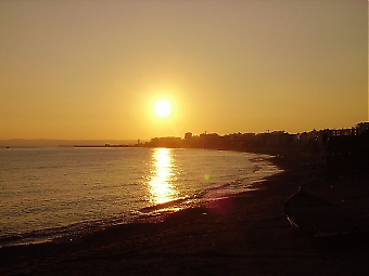 Det är mörkare än vanligt när solen lagt sig i Estepona, efter att belysningen på kustvägen stängts av.