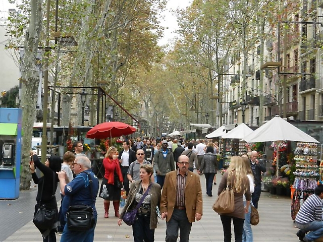 Den som promenerar längs Las Ramblas i Barcelona i dagarna märker knappast att det råder valkampanj i Spanien.