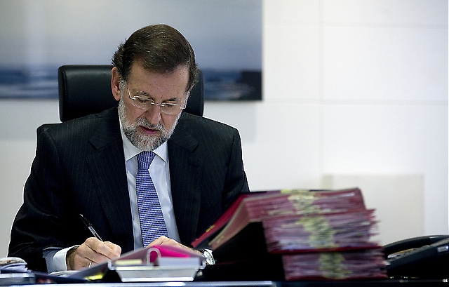 Så hr valde Rajoy att visa upp sig dagen efter valsegern. På bild, sittandes med en mängd papper vid sitt arbetsbord. Bilden har inte förhindrat börsen från att störtdyka. Foto: PP