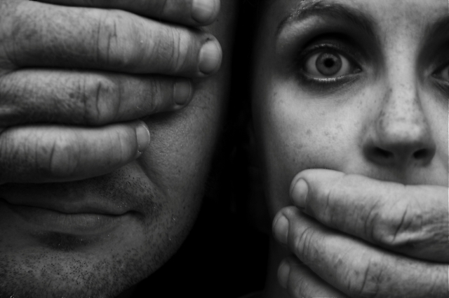 Varje år mördas mellan 50 och 80 kvinnor av sina parters eller före detta partners, i Spanien. Samtidigt stämplas män från flera håll som potentiella kvinnomisshandlare.