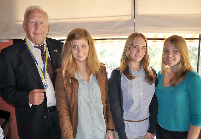 Tre elever från Svenska-, Norska- och Finska skolan har mottagit stipendier av Nordiska Rotarianer.
