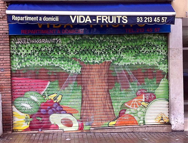 Ett förfulande problem har blivit en bildskön lösning för butiksägare i Barcelona.
