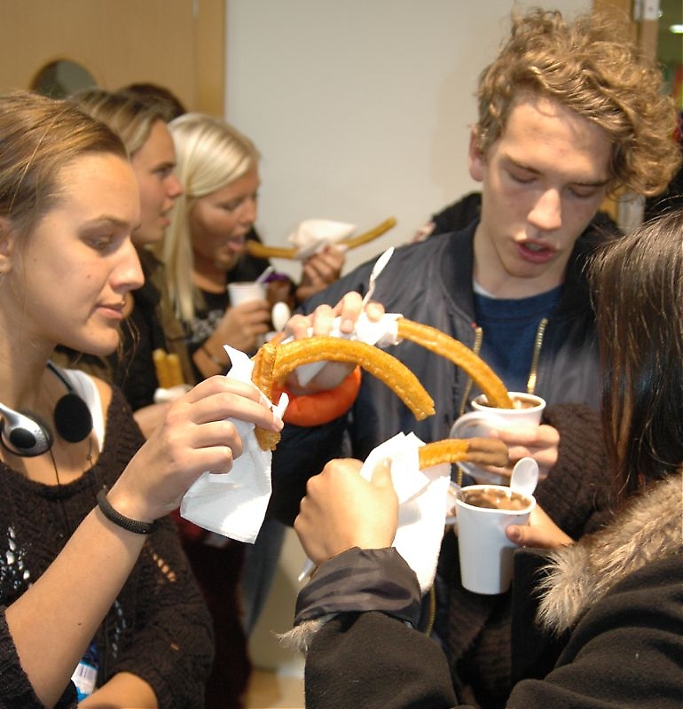 Fuengirola kommun bjöd 2 februari Svenska skolans gäststudenter och deras värdfamiljer på ”chocolate con churros”, i rådhuset.