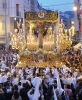 Málagas gator fylls av folk när de populäraste tronerna bärs genom staden. Från la Virgen de la Palomas tron släpps levande duvor. Foto: Cofrades Málaga