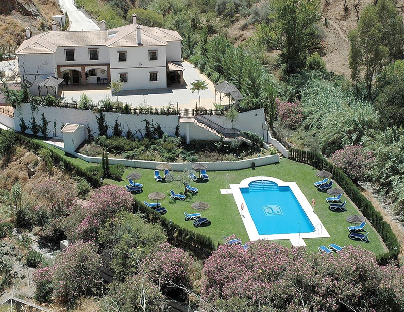 Cortijo Lagar Martínez ligger i de grönskande bergen ovanför Málaga stad. Var och en får eget rum, det finns pool, möjlighet till vandringar, cykelturer samt utflykter till både Málaga och omkringliggande vita byar.