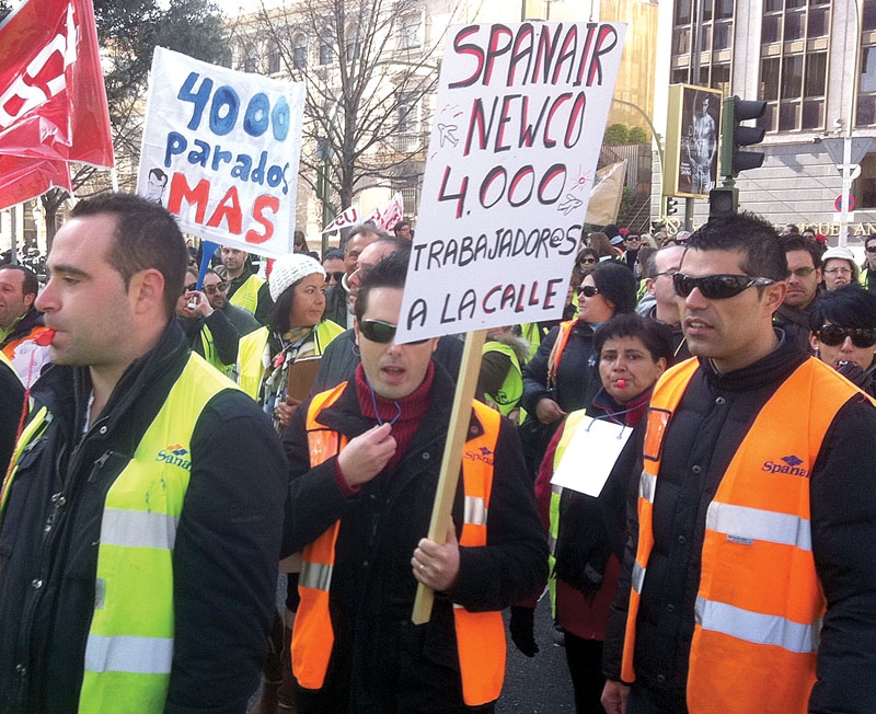 Spanairs 4 000 direkt- och indirekt anställda befann sig fortfarande i slutet av februari i en situation där det varken fick lön eller kunde söka arbetslöshetsersättning. Ett flertal demonstrationer har genomförts på olika platser i landet, bland annat för att få regeringen att gå in och hjälpa till så att de anställda får sin innestående lön. Foto: Iñigo Llopart