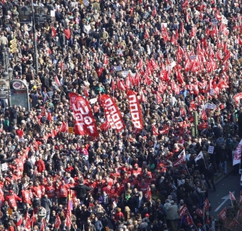 Tiotusentals människor tågade 19 februari runt om i Spanien i protest mot regeringens arbetsmarknadsreform. Foto: PSOE