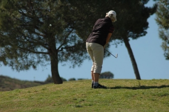 Damerna brukar slå rakare än herrarna och de gynnade dem på La Cala Resort´s Campo América, 7 mars.