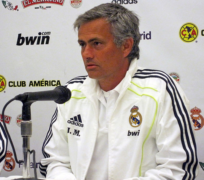 Det är anmärkningsvärt att en så välbetald tränare som Mourinho tillåts bojkotta pressen när helst det behagar honom.