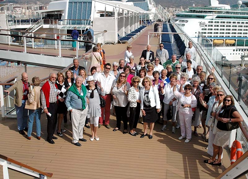 En busslast glada nordbor från Marbella bjöds 27 april på ett besök på det enorma kryssningsfartyget Celebrity Solstice, i Málagas hamn.