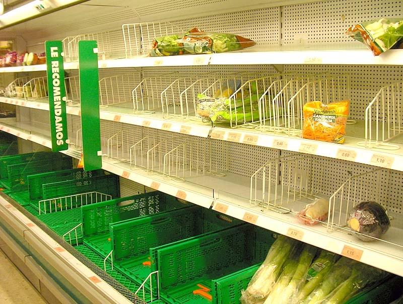 I juni 2008 tömdes butikshyllorna på ett par timmar när många började hamstra på grund av en varslad transportstrejk. Masshysteri hos bankkunder skulle i dagsläget kunna tvinga den spanska regeringen att tillämpa en 