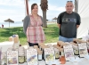 Mari Carmen Cañete och Juanma Santaella säljer honung och naturkosmetika på Mercadillo Baños del Carmen. De kommer från ett kooperativ i Casabermeja och för dem handlar det främst om att visa upp sin produkter för konsumenter och återförsäljare.