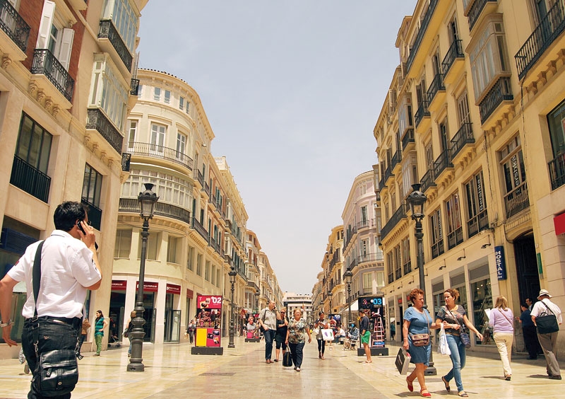 Calle Larios är en av de dyraste gatorna i Spanien med lokalhyror på mellan 70 och 160 euro per kvadratmeter. Följden är att de enda som kan etablera sig här är de stora kedjorna eller de med ett digert kapital i ryggen.