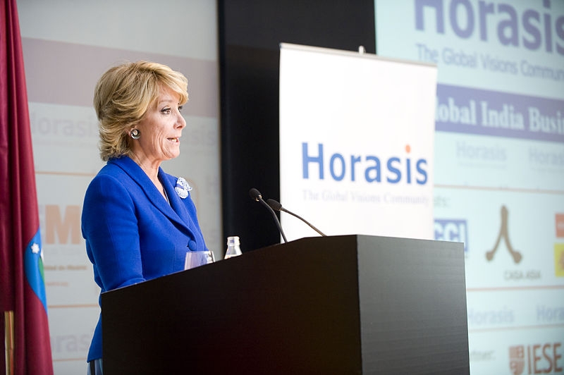 Madrids regionalpresident Esperanza Aguirre planerar en reform av statuterna, för att halvera antalet ledamöter i regionalparlamentet.