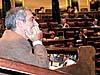 Vänsterledaren Gaspar Llamazares lyssnar på ett PP-utspel.