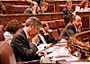 Ledamöterna kommer och går under pågående debatt och även om det ger ett rörigt intryck följs tydliga förordningar.