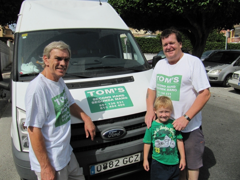 Frank Reidy och Mark Shearer erbjuder leverans och hämtning av varor. Mark´s son Tom har givit butiken dess namn.