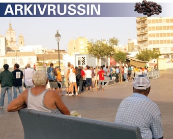 Morgon, lunch och kväll samlas folk för att stilla sin hunger på Pasillo de Santo Domingo; hemlösa, arbetslösa och pensionärer som inte får pengarna att räcka till mat.