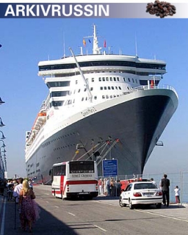 Queen Mary 2 är en flytande stad med kapacitet för 3.000 passagerare och drygt 1.200 besättningsmän.