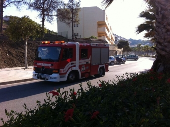 Ett stort räddningspådrag arbetar med att bekämpa branden, som utbröt vid 19-tiden i Coín och snabbt spred sig även till kommunerna Mijas och Alhaurín El Grande.