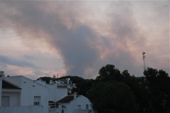 Östra Marbella vaknar upp på fredagen under ett tjockt röktäcke från den omfattande naturbranden.