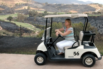 Svenska golfdirektören på La Cala Resort Ana Nyblom ser ut över förödelsen.
