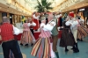 Sundsvalls folkdansgille satte färg och sväng på evenemanget.