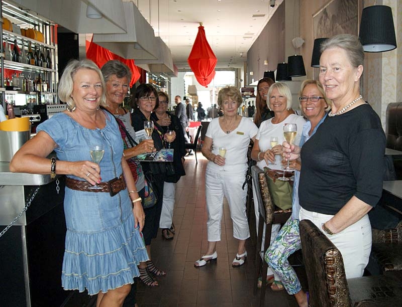 Entusiastiska Sweor svängde ihop sin egen middag 18 oktober på Restaurang Pravda i Puerto Banús. Foto: Birgitta Bergin