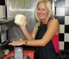 Kajsa Fridberg med en jättebit parmesanost. Foto: Birgitta Bergin