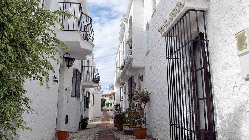 På 1970-talet var höghuskomplex den rådande trenden inom spansk arkitektur. Bernardo Pozuelo ville göra något originellt och skapade istället urbanisationer som liknade små vita andalusiska byar. Den första var Capistrano Village där det idag bor många svenskar.