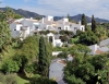 Enligt Bernardo Pozuelo är Oásis Capistrano i Nerja ett exempel på balanserad arkitektur, där man lyckats finna harmoni mellan bostäder och grönska.