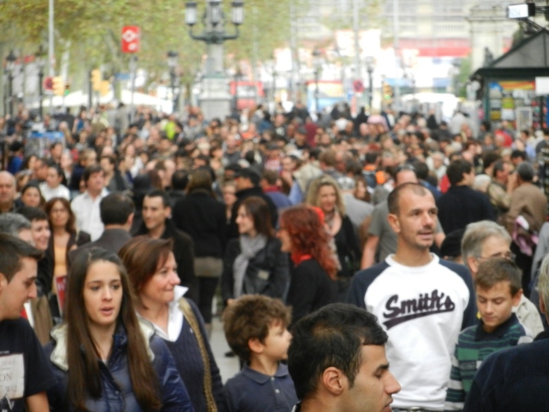 Den spanska befolkningen väntas i år sjunka med drygt 100 000 personer.