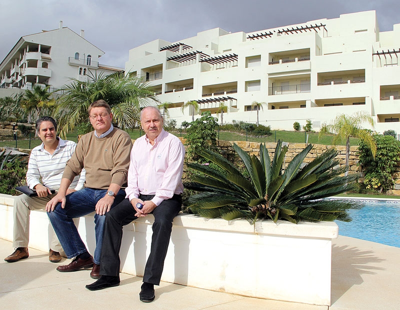 Raoul Ehrling (t.h.) är ordförande för bostadsrättsföreringen och eldsjäl bakom projektet. Michael Irgens (mitten) marknadsför projektet genom Mäklarbyrån i Spanien och Filip Gil är rådgivare, med erfarenhet av Yamasol.