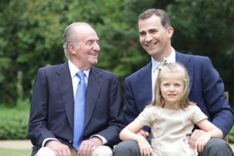 Trots likheterna i ålder är det inte troligt att kung Juan Carlos följer holländska drottningen Beatrix exempel och abdikerar. Foto: Casa de S.M. el Rey/Borja Fotógrafos