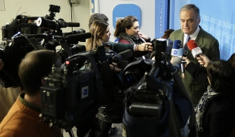 Regeringspartiet Partido Popular har börjat vika sig för det överväldigande trycket från både media, offentliganställda och allmänheten.