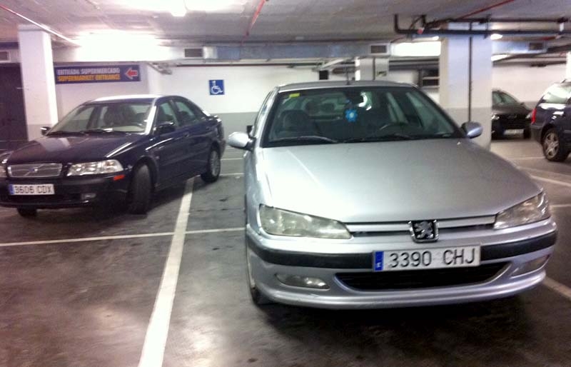 En äldre man hade dubbel osis när han dels skrapade en parkerad Volvo och dels gjorde det inför undertecknad.
