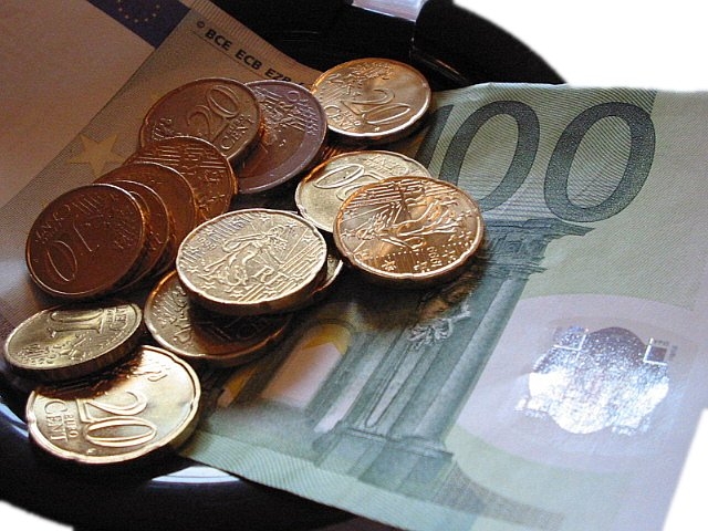 Spanien har lånat ut nästan lika mycket till krisdrabbade euroländer som man själva tvingats mottaga.