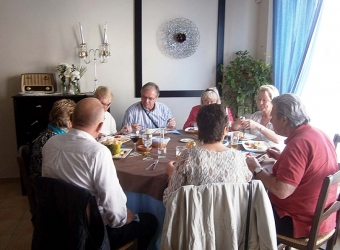 Fyra par och initiativtagaren Robert Lilljequist deltog i den första lunchträffen 28 mars på restaurang Hatillo i Estepona. Foto: Robert Lilljequist