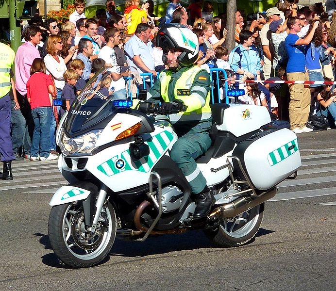 Den som agerar respektfullt mot spanska poliser blir som regel mycket vänligt bemött.