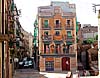 Konstnären Carles Arola sätter sin prägel på gamla stans fasader. 