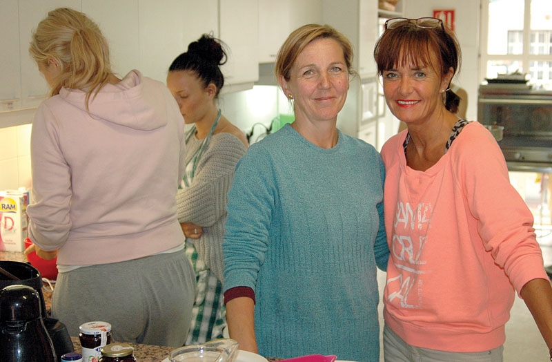 Lizette Nilsson och Désirée Arctaedius arbetar bägge på Svenska skolan i Fuengirola och håller i fredagsträffarna på Svenska kyrkan, även om det är ungdomarna som väljer sysslor och samtalsämnen.